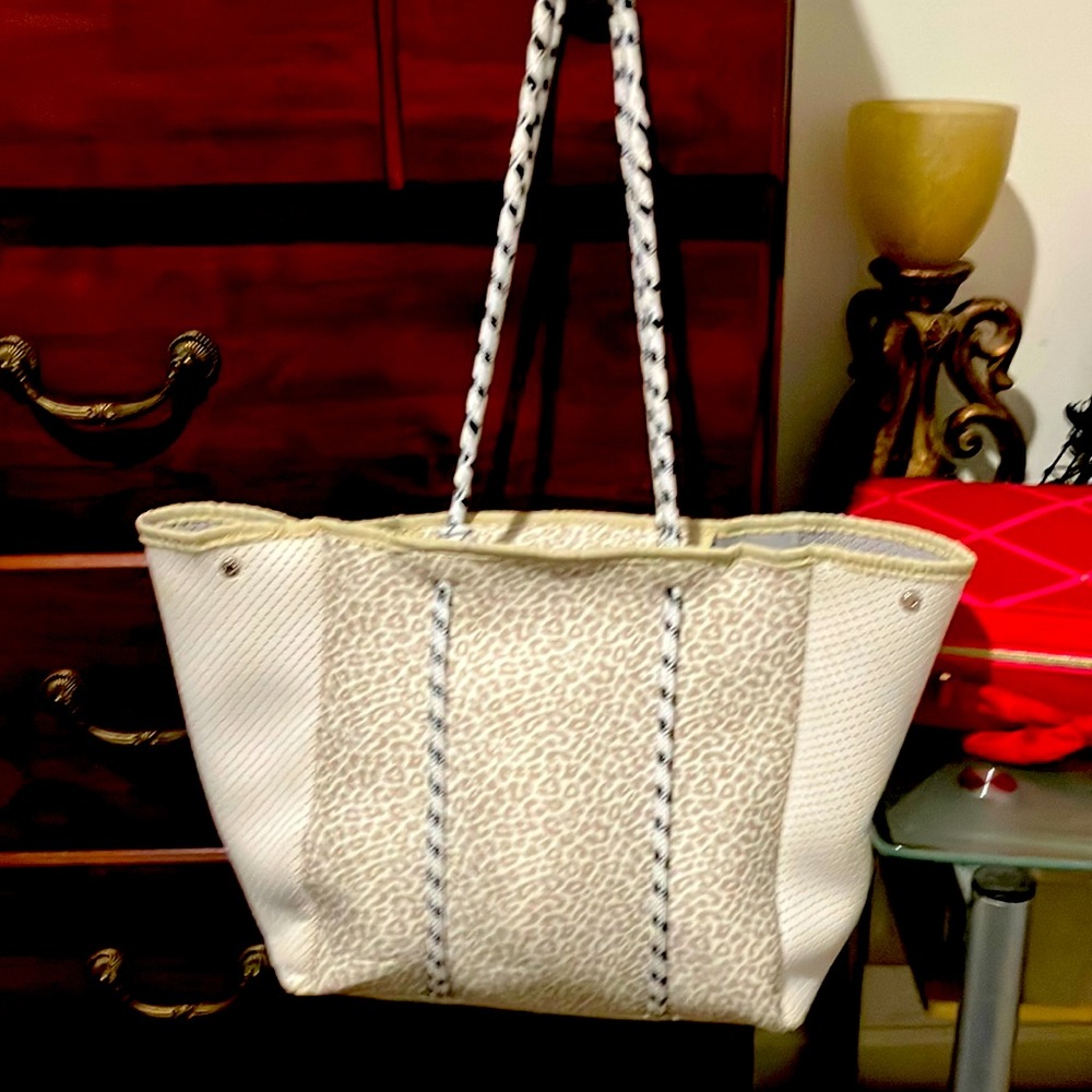 Women’s purse/tote. Completely mesh on the sides with zipper on the top so thing